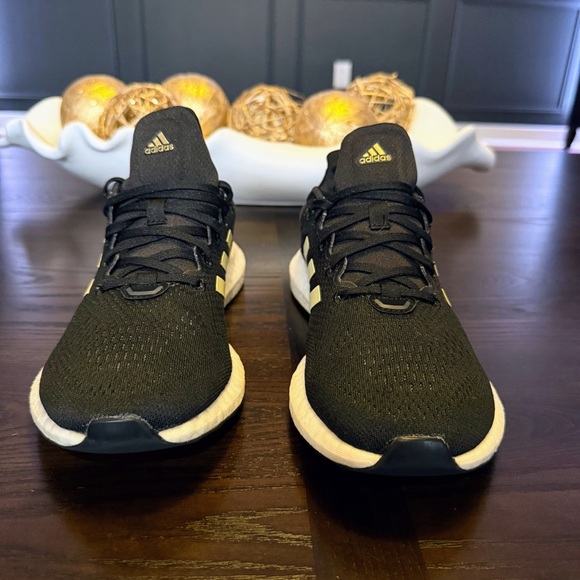 Like New - Women’s Size 9 Adidas Pureboost 22 Running Shoes Black/Gold Metallic - Picture 5 of 9